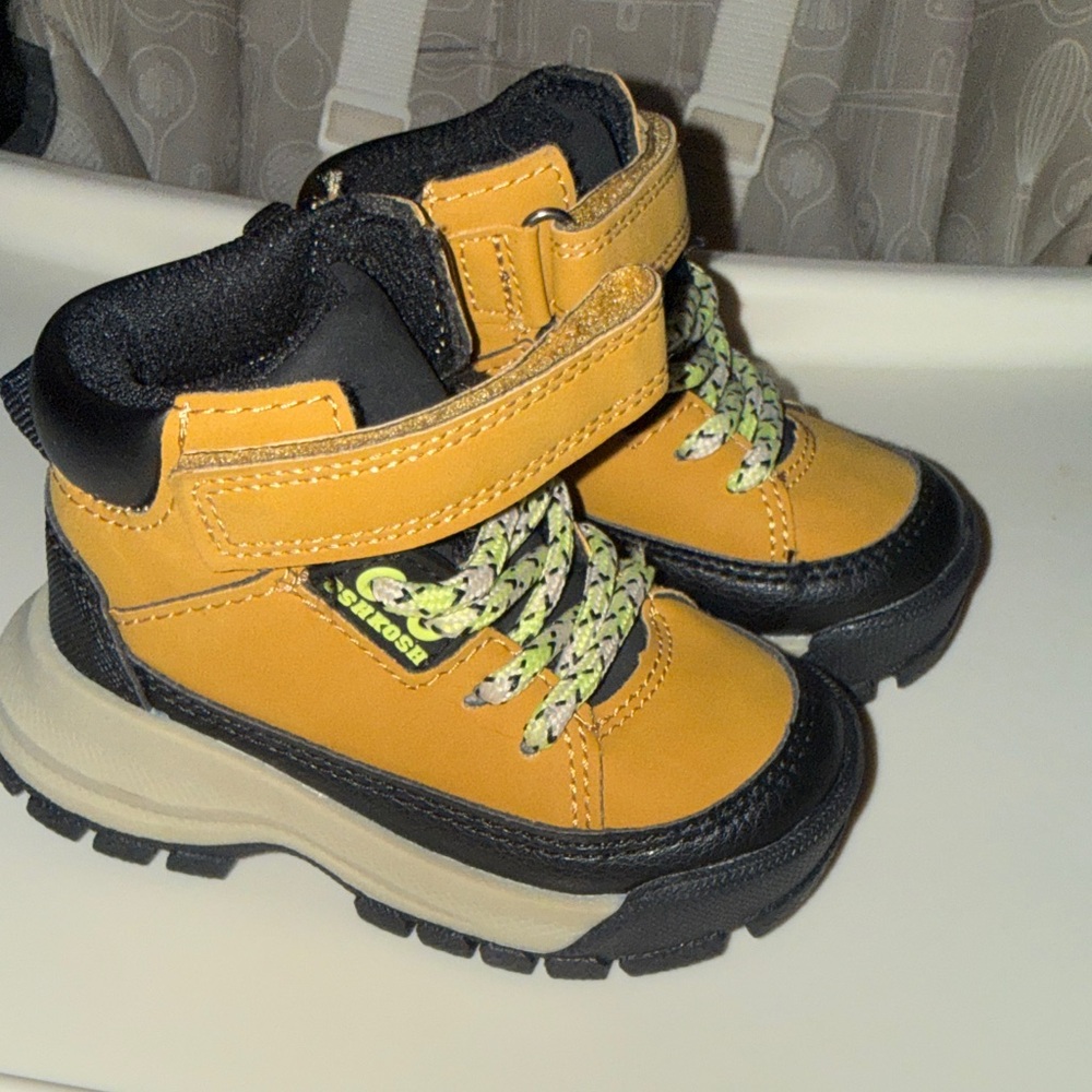 Size 4 OshKosh B’gosh Infant/Toddler Lace-Up Boots